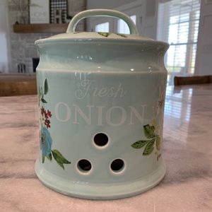 Pioneer Woman Onion Keeper